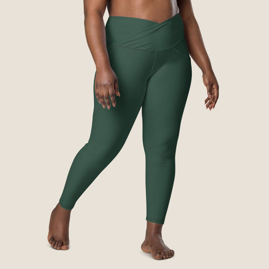 DEEP MOVE Leggings in forest green with off-white print, made from recycled materials.
