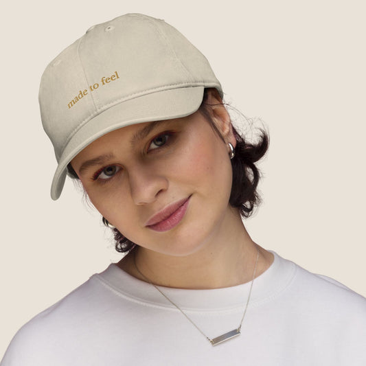 FEEL Cap organic cotton in oyster embroidered in camel thread by Miss Piggy – Soulwear.