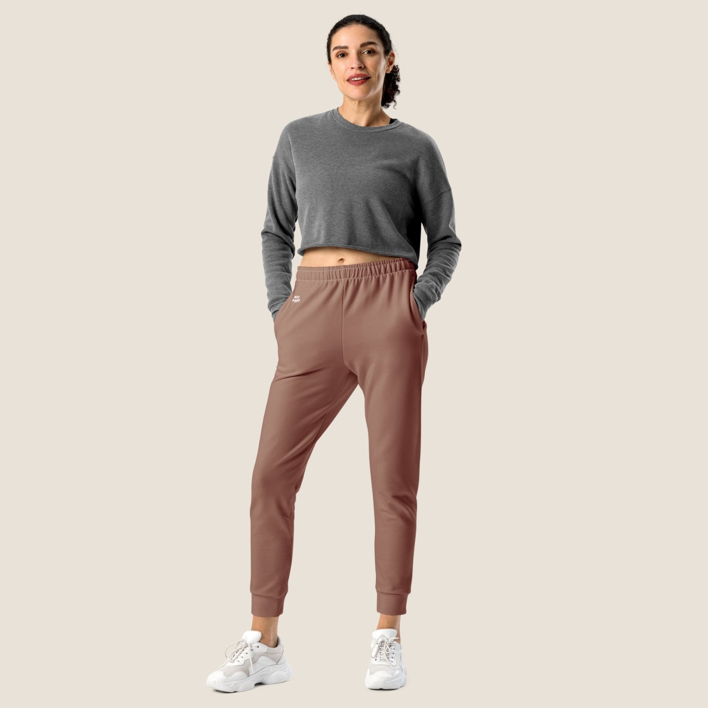 recycled woman jogger in mocha mousse