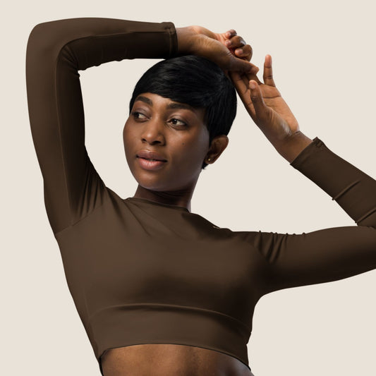 Long sleeve UNSEEN MOVE Layer in espresso brown with sand print, sustainable activewear by Miss Piggy.