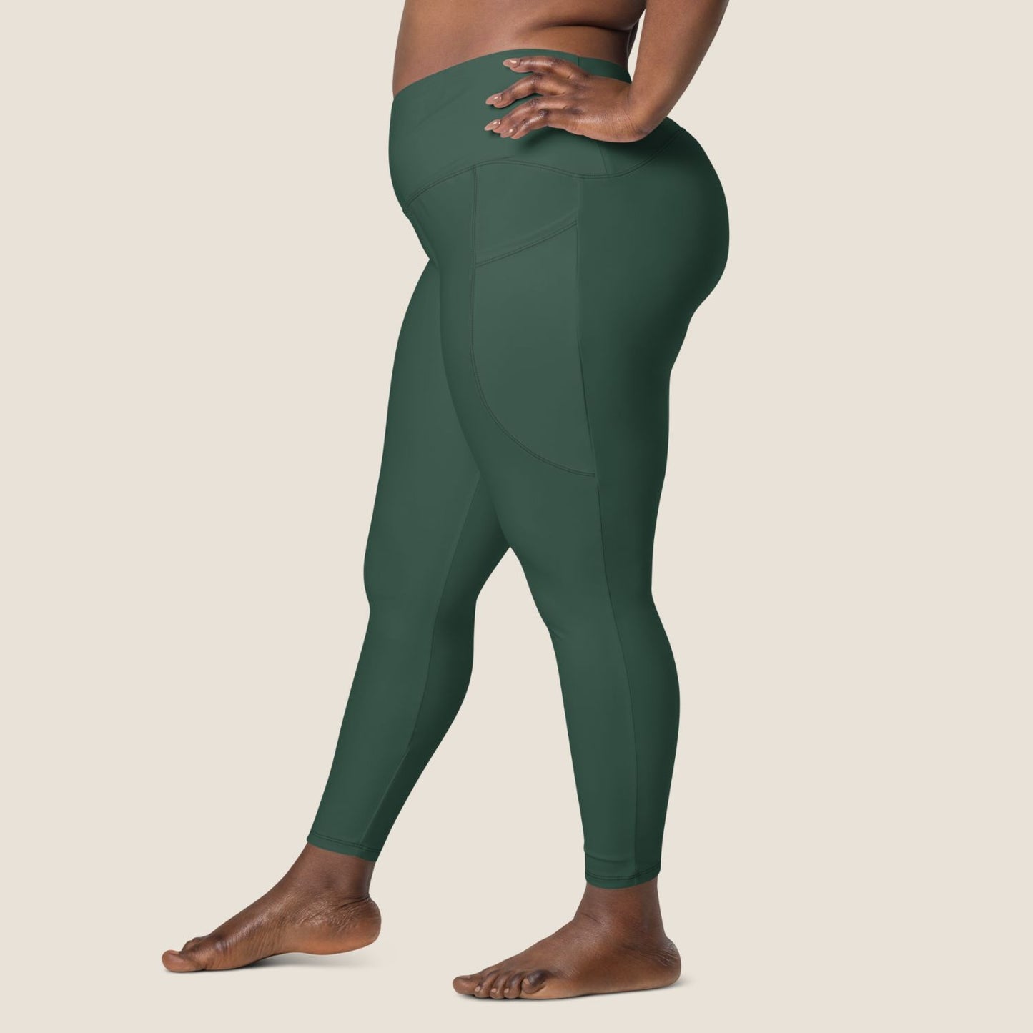 DEEP MOVE Leggings in forest green with off-white print, made from recycled materials.