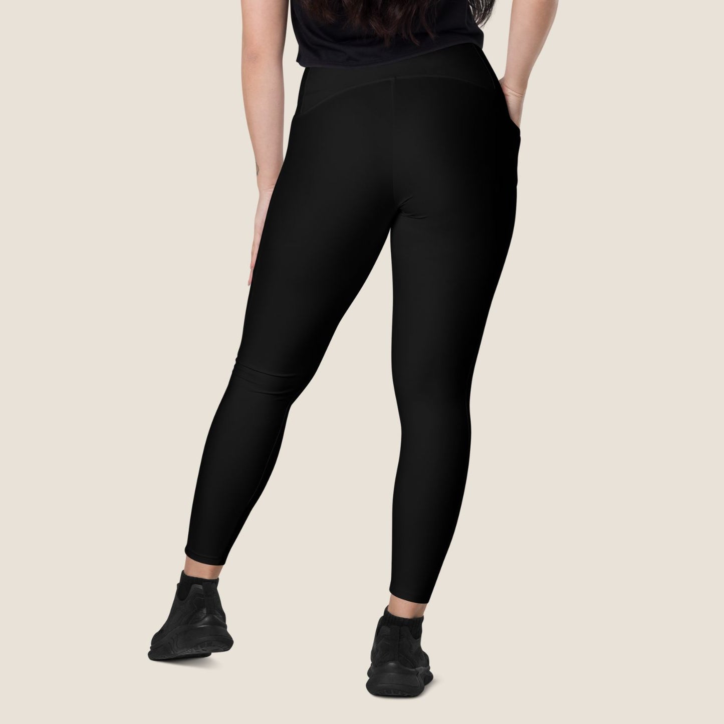 CALM MOVE Leggings in black, soft recycled fabric made for calm energy.