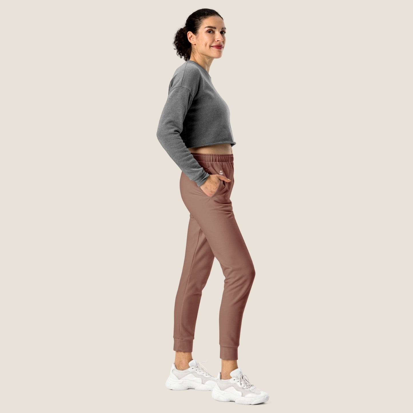 recycled woman jogger in mocha mousse