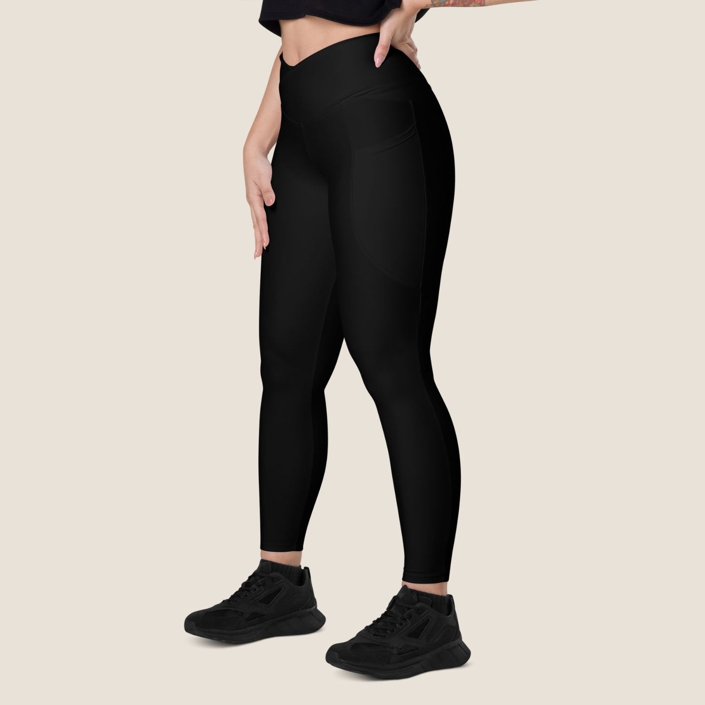 CALM MOVE Leggings in black, soft recycled fabric made for calm energy.