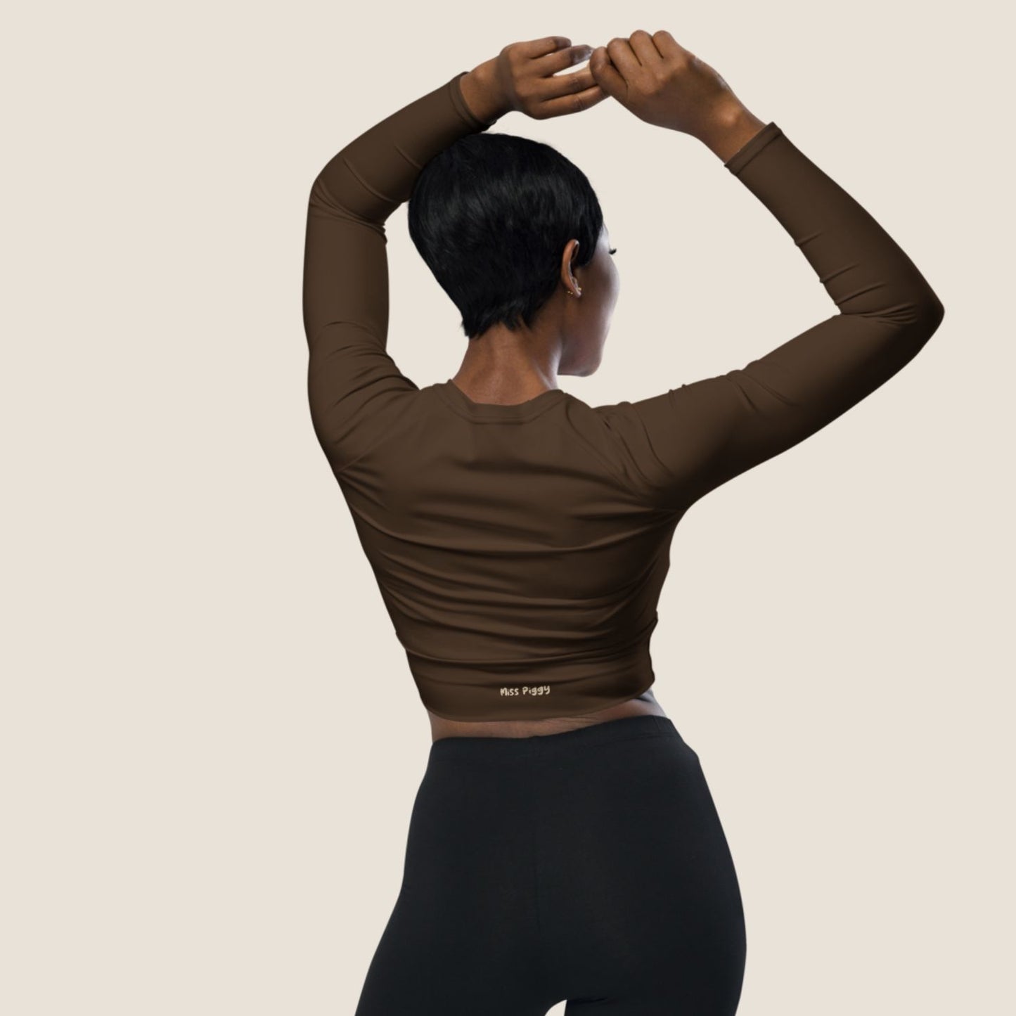Long sleeve UNSEEN MOVE Layer in espresso brown with sand print, sustainable activewear by Miss Piggy.
