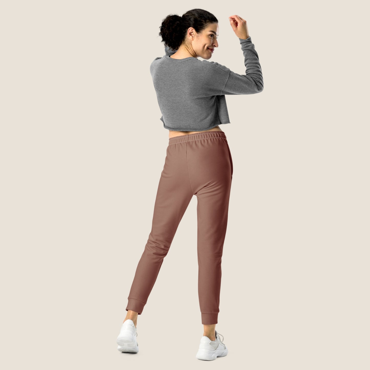 recycled woman jogger in mocha mousse