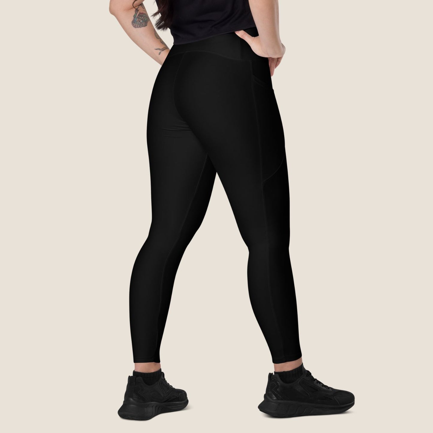 CALM MOVE Leggings in black, soft recycled fabric made for calm energy.
