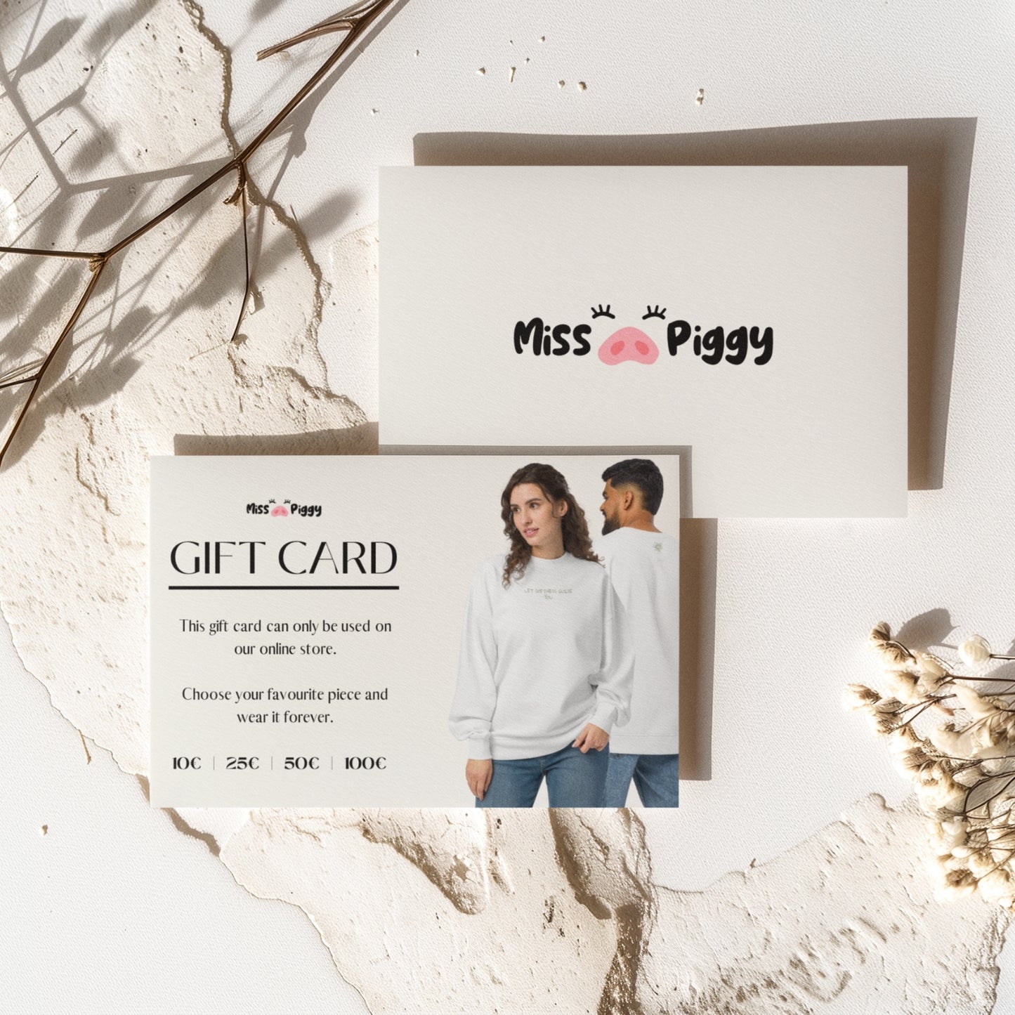 Digital gift card from Miss Piggy featuring two models in white Soulwear sweaters. Available in 10€, 25€, 50€ and 100€, to use on the online store. Conscious style for sensitive souls.