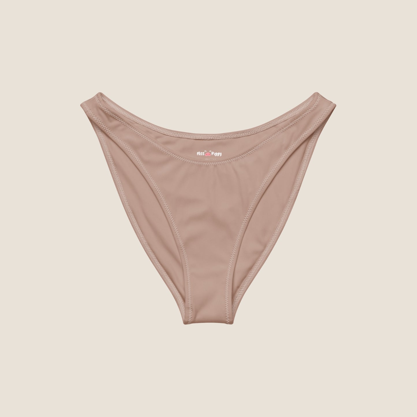 V-cut bikini bottom from the MALVA capsule - designed for comfort, movement and quiet confidence. Made from recycled materials.