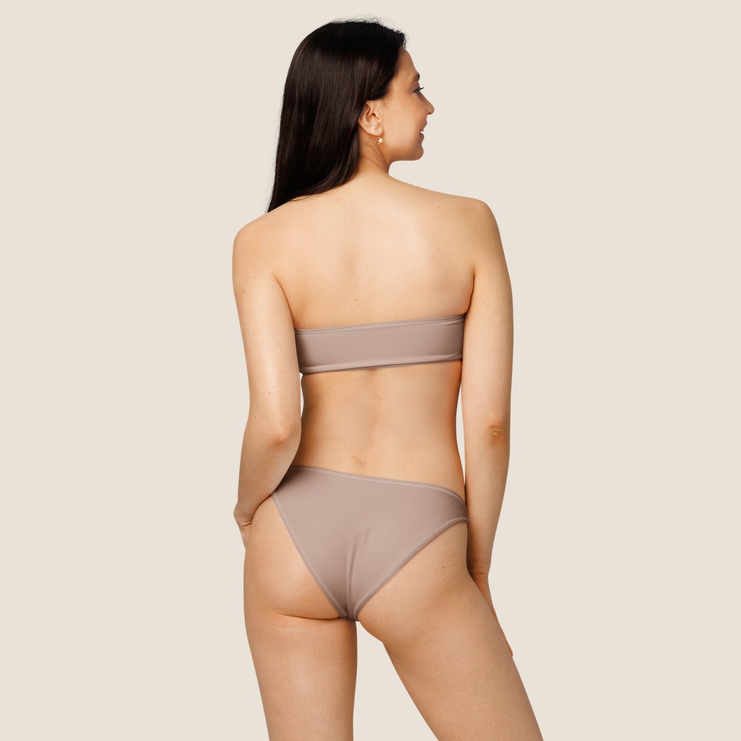 V-cut bikini bottom from the MALVA capsule - designed for comfort, movement and quiet confidence. Made from recycled materials.