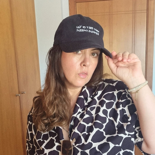 UNSEEN Cap organic cotton in black embroidered in white thread by Miss Piggy – Soulwear.