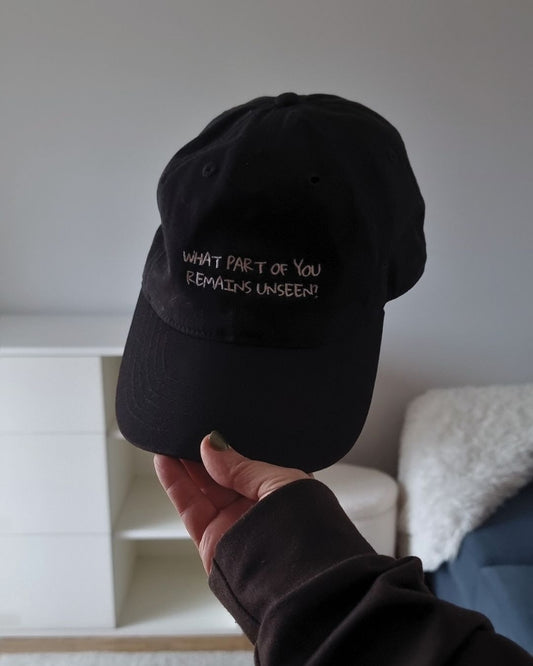 UNSEEN Cap organic cotton in black embroidered in white thread by Miss Piggy – Soulwear.