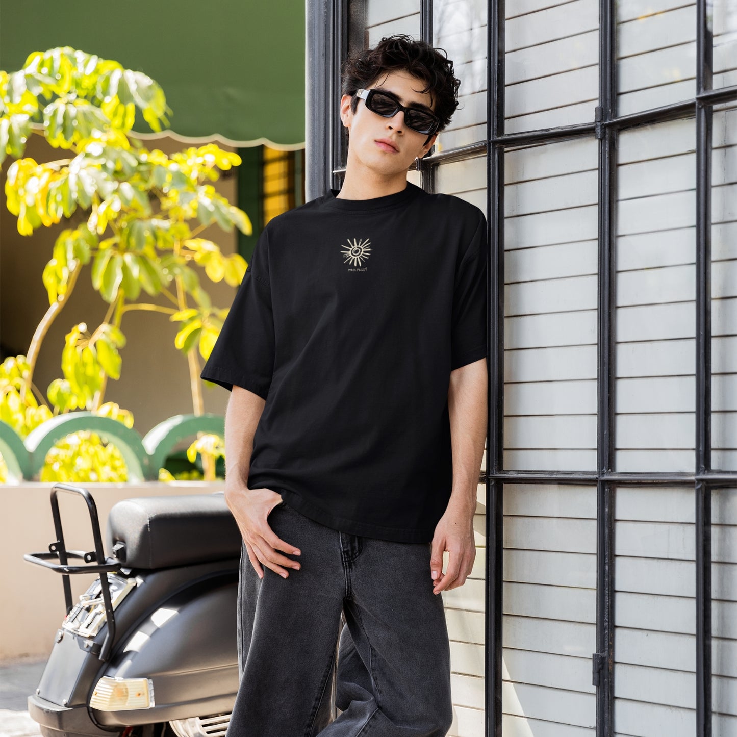 UNSEEN oversized organic t-shirt by Miss Piggy – Soulwear tee in black