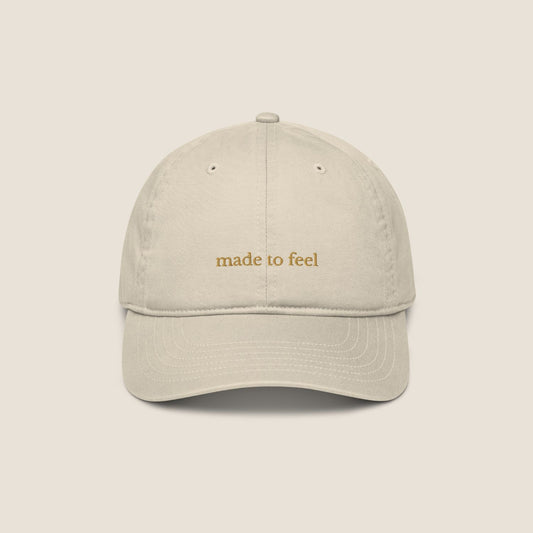 FEEL Cap organic cotton in oyster embroidered in camel thread by Miss Piggy – Soulwear.