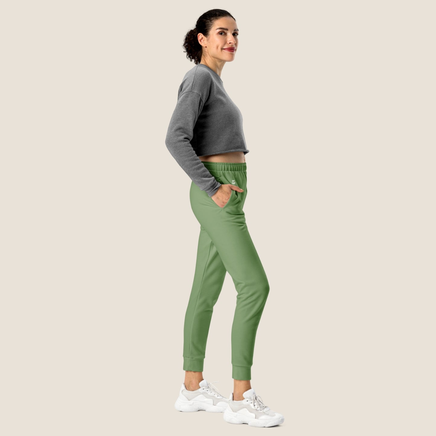 recycled woman jogger in tendril green