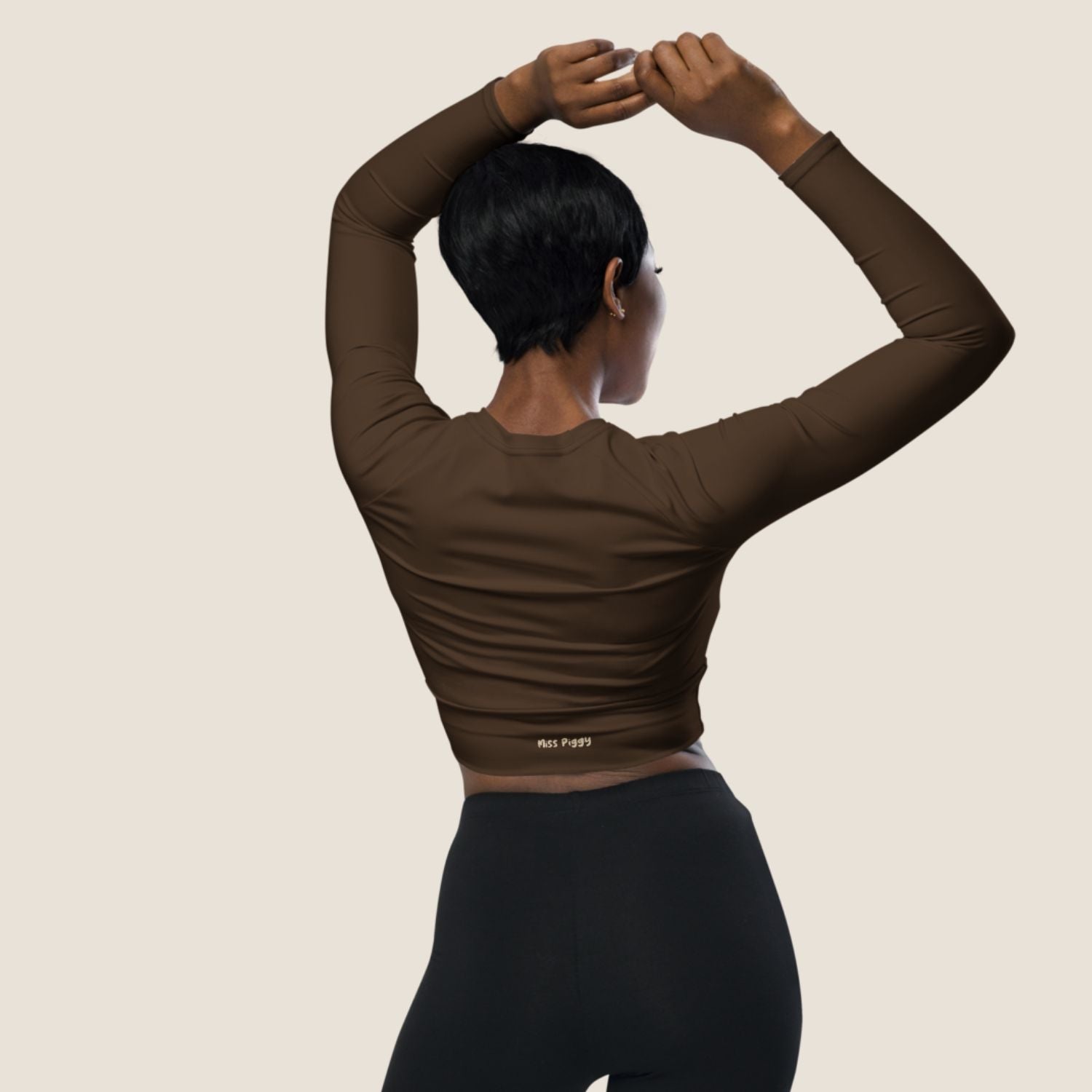 Long sleeve UNSEEN MOVE Layer in espresso brown with sand print, sustainable activewear by Miss Piggy.