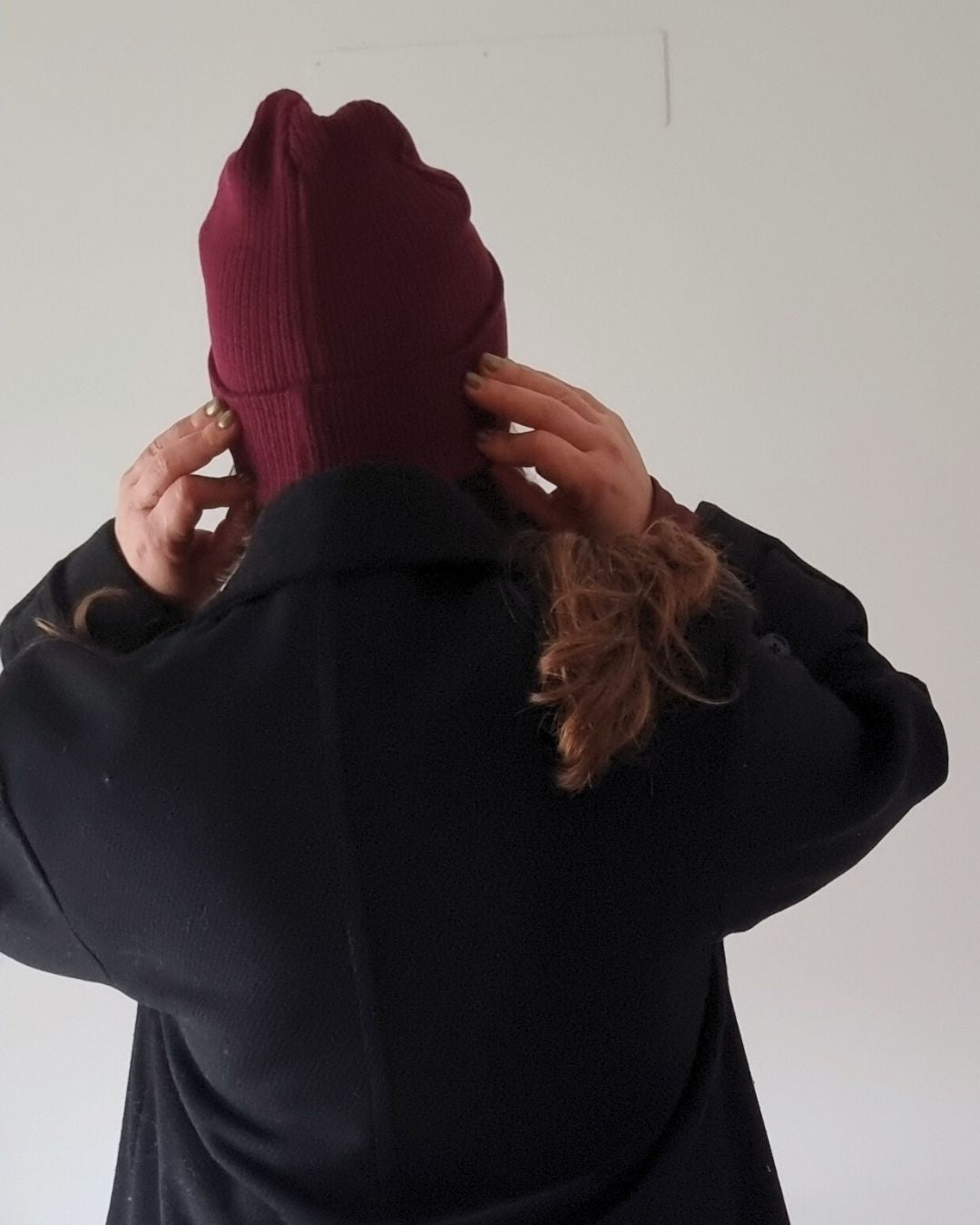 EMBER organic cotton beanie in burgundy embroidered in lipstick pink thread by Miss Piggy – Soulwear.