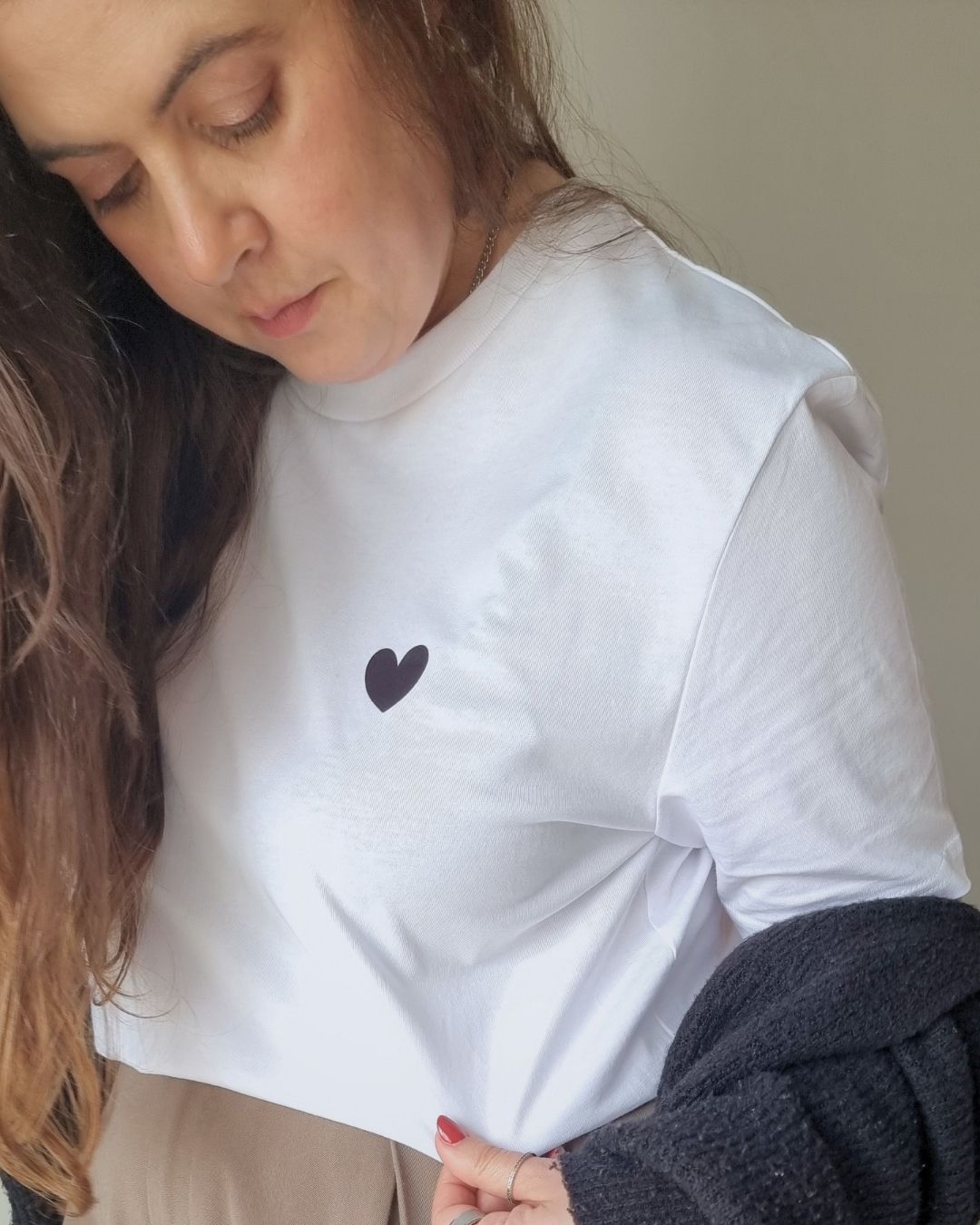Unisex HEART Organic T-shirt in white, minimalist sustainable design by Miss Piggy.