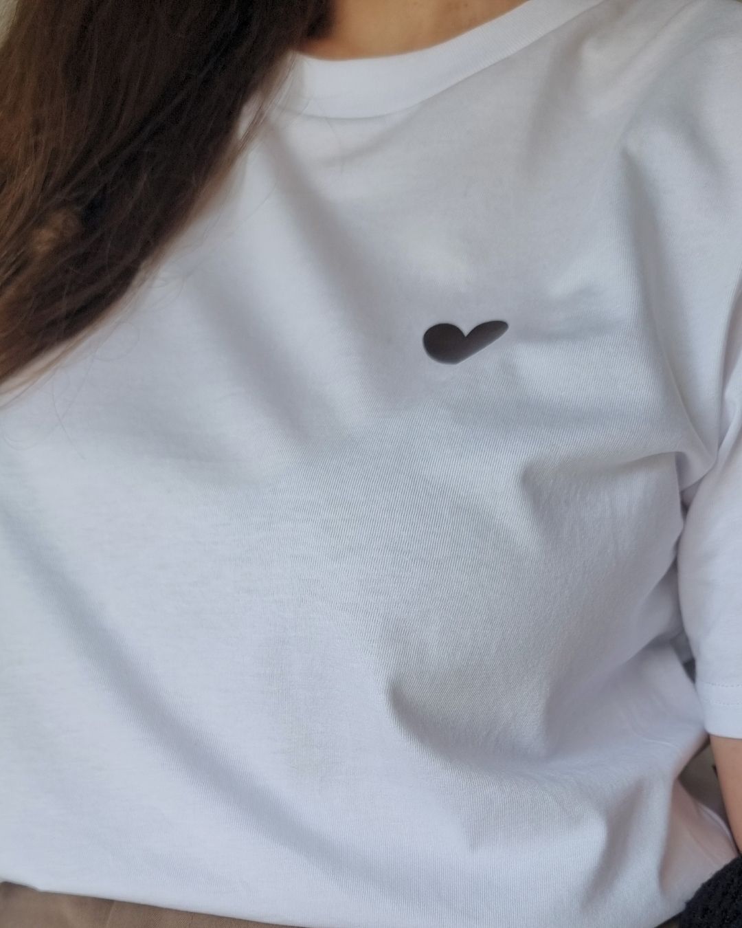 Unisex HEART Organic T-shirt in white, minimalist sustainable design by Miss Piggy.