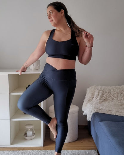 ABYSS MOVE Top in navy, minimal sustainable activewear by Miss Piggy – Soulwear.