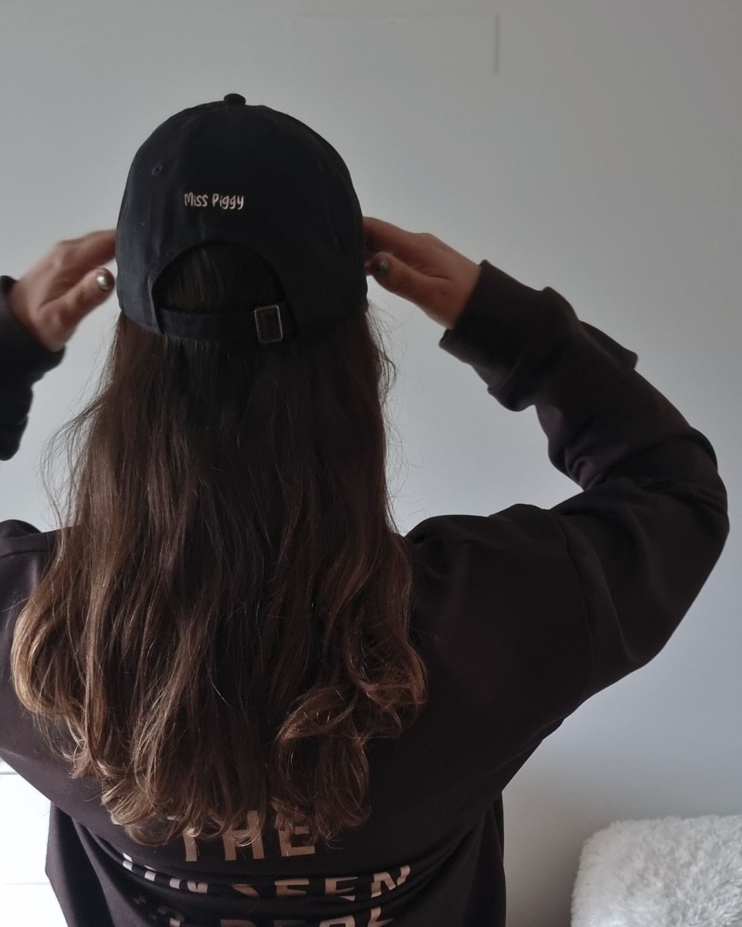 UNSEEN Cap organic cotton in black embroidered in white thread by Miss Piggy – Soulwear.