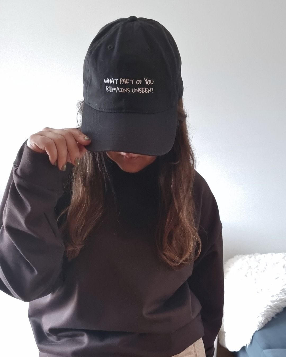 UNSEEN Cap organic cotton in black embroidered in white thread by Miss Piggy – Soulwear.