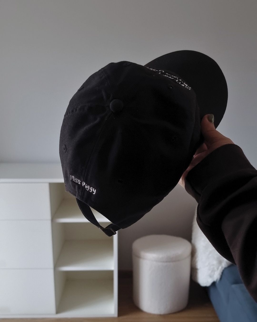 UNSEEN Cap organic cotton in black embroidered in white thread by Miss Piggy – Soulwear.