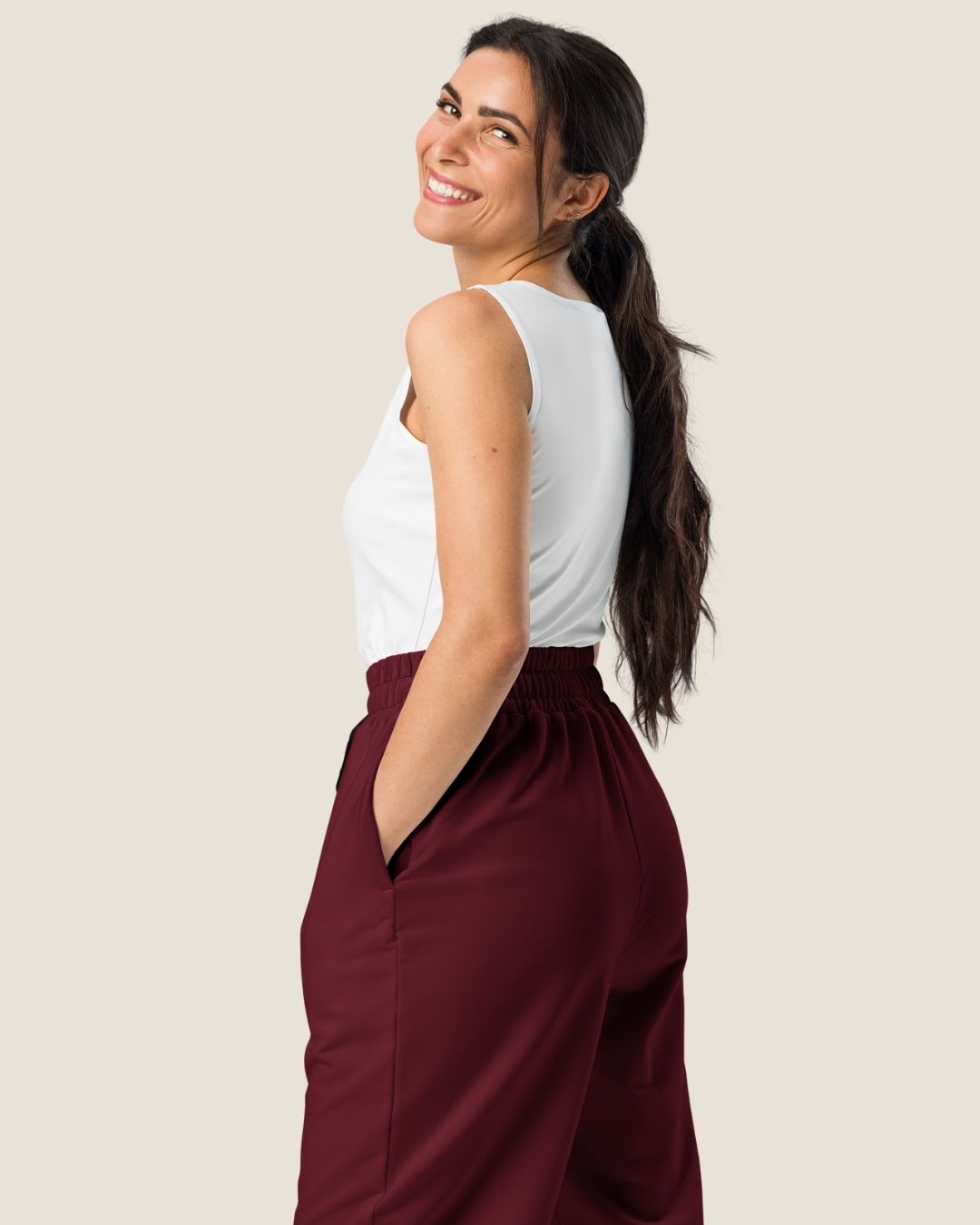 MISS PIGGY BASIC WIDE SWEATPANTS in burgundy with white print, made from recycled materials.