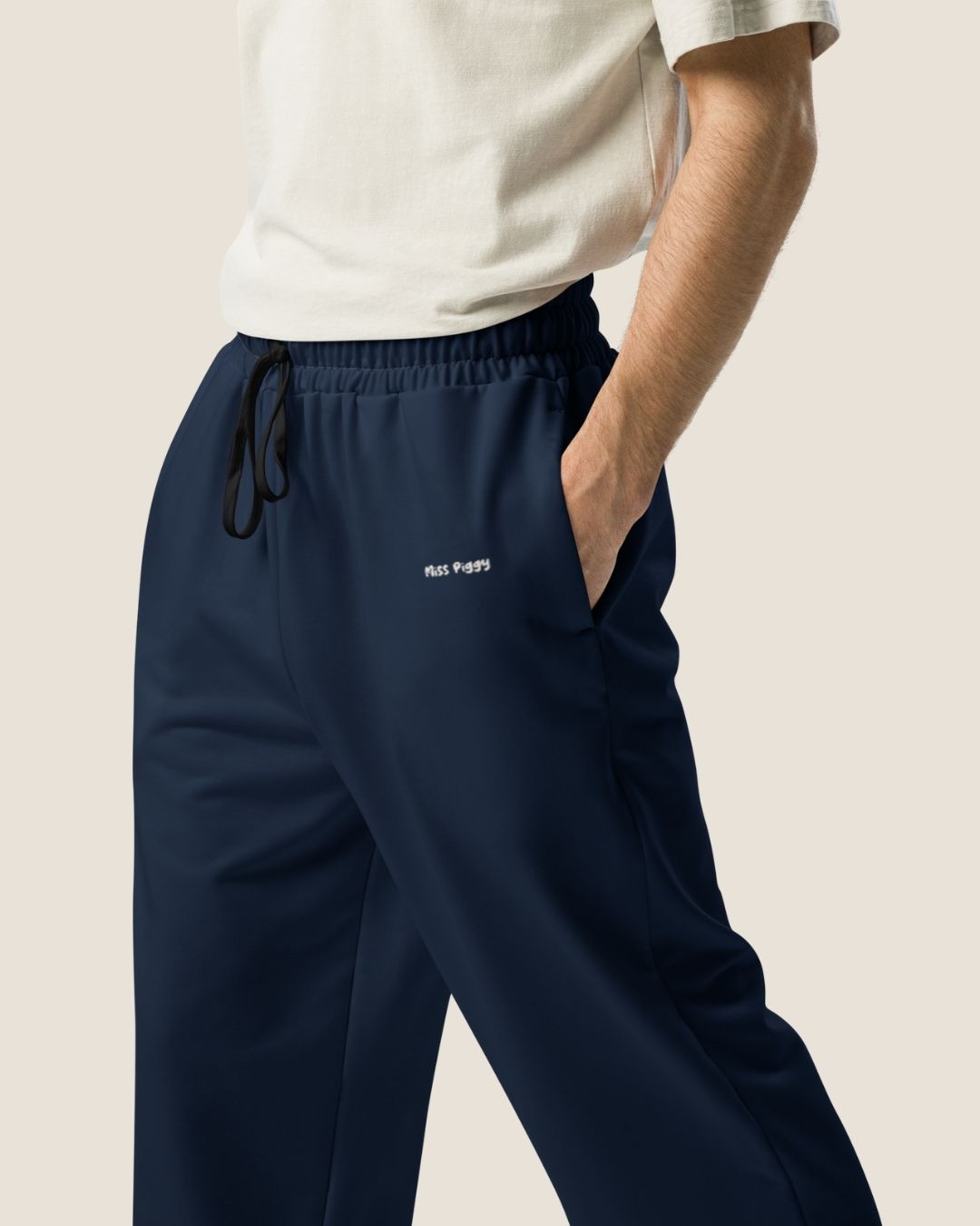 MISS PIGGY BASIC WIDE SWEATPANTS in navy with off-white print, made from recycled materials.